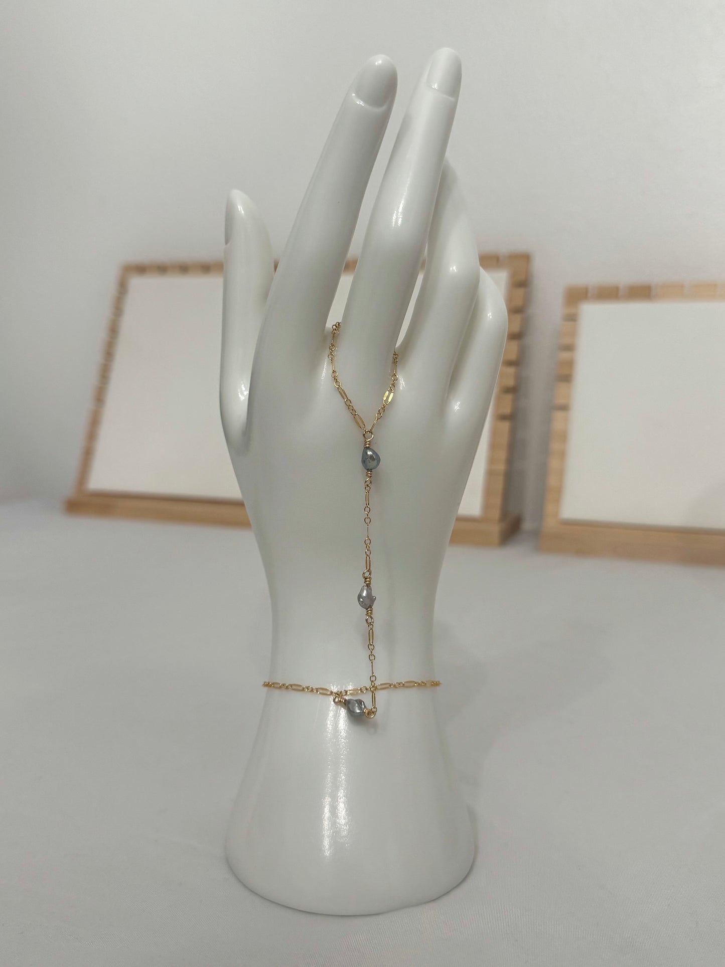 TRIPLE KESHI HAND CHAIN