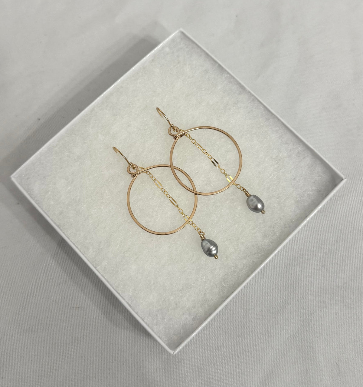 MINI KESHI ACCENT HOOPS