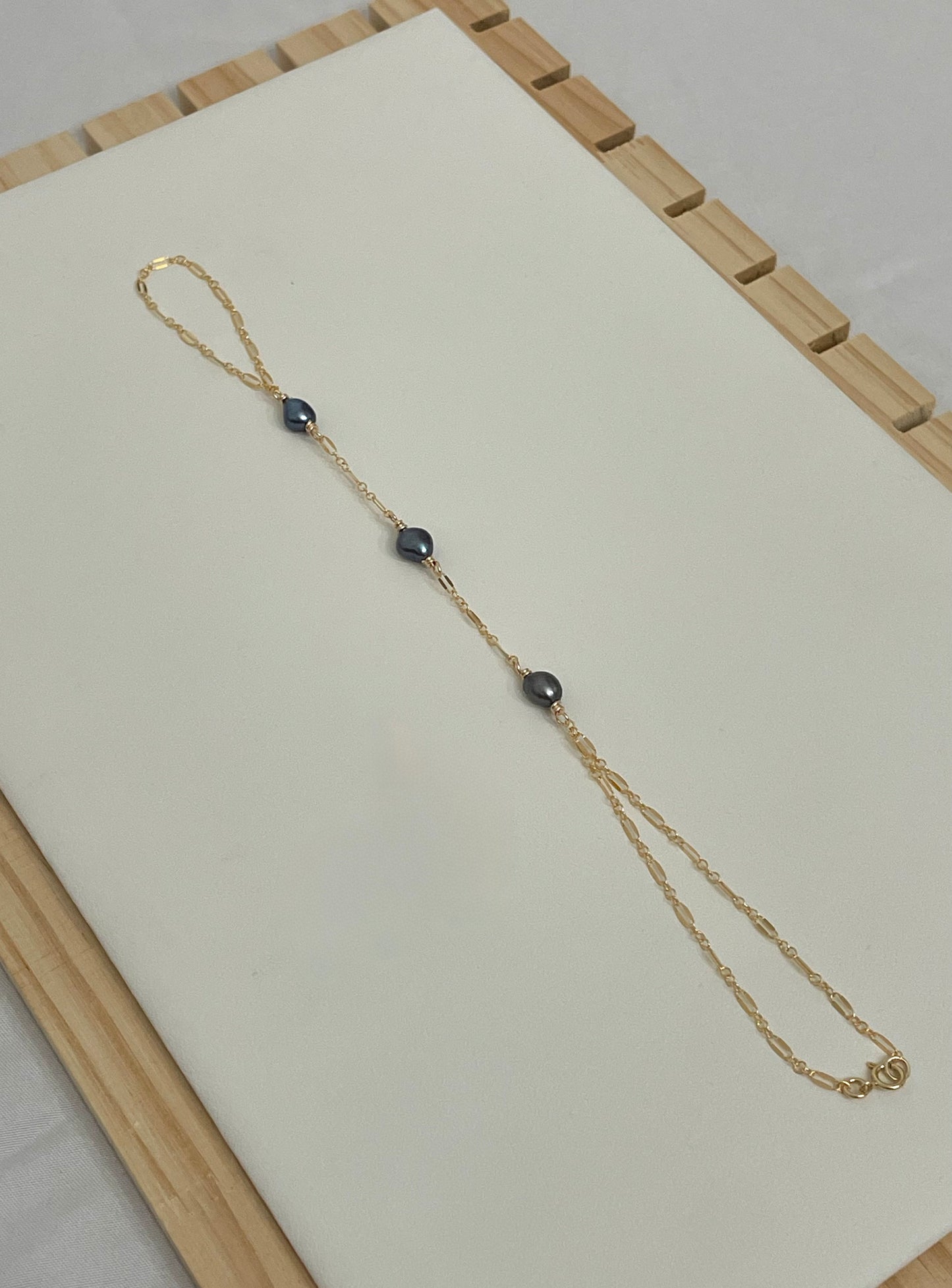TRIPLE KESHI HAND CHAIN (BLUE/GRAY)