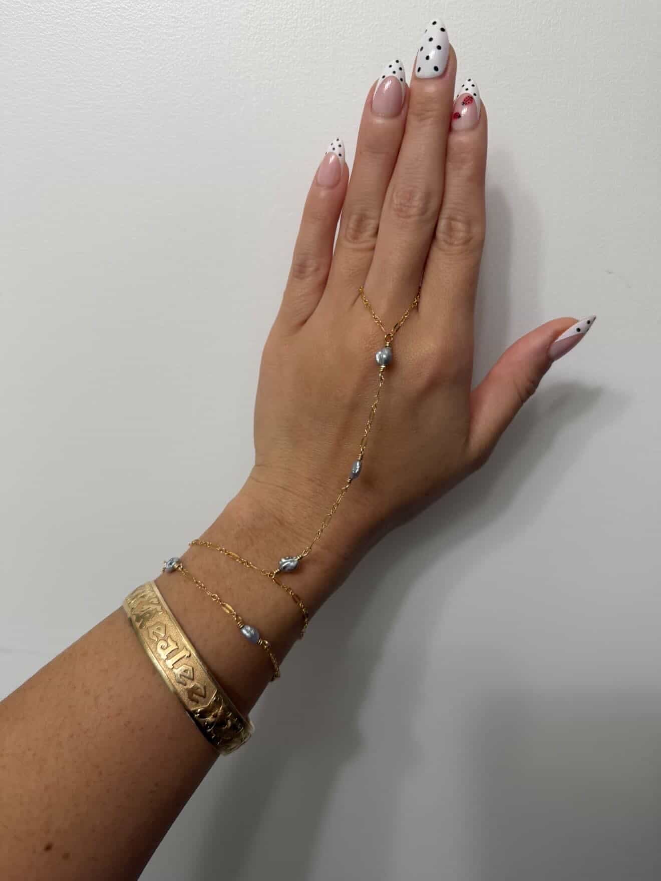 TRIPLE KESHI HAND CHAIN